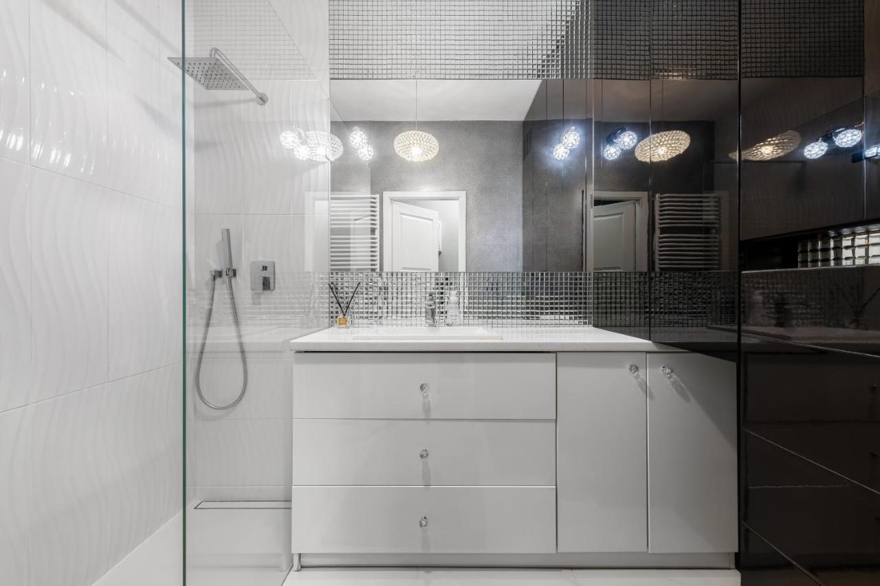 Kierbedzia 6 - Bezplatny Podziemny Parking - Free Parking - Piekny Ogrodek Z Tarasem - 2Km Lazienki Krolewskie - Wifi - Smart Tv 50 Cali - Good Apartments Warszawa Exteriör bild